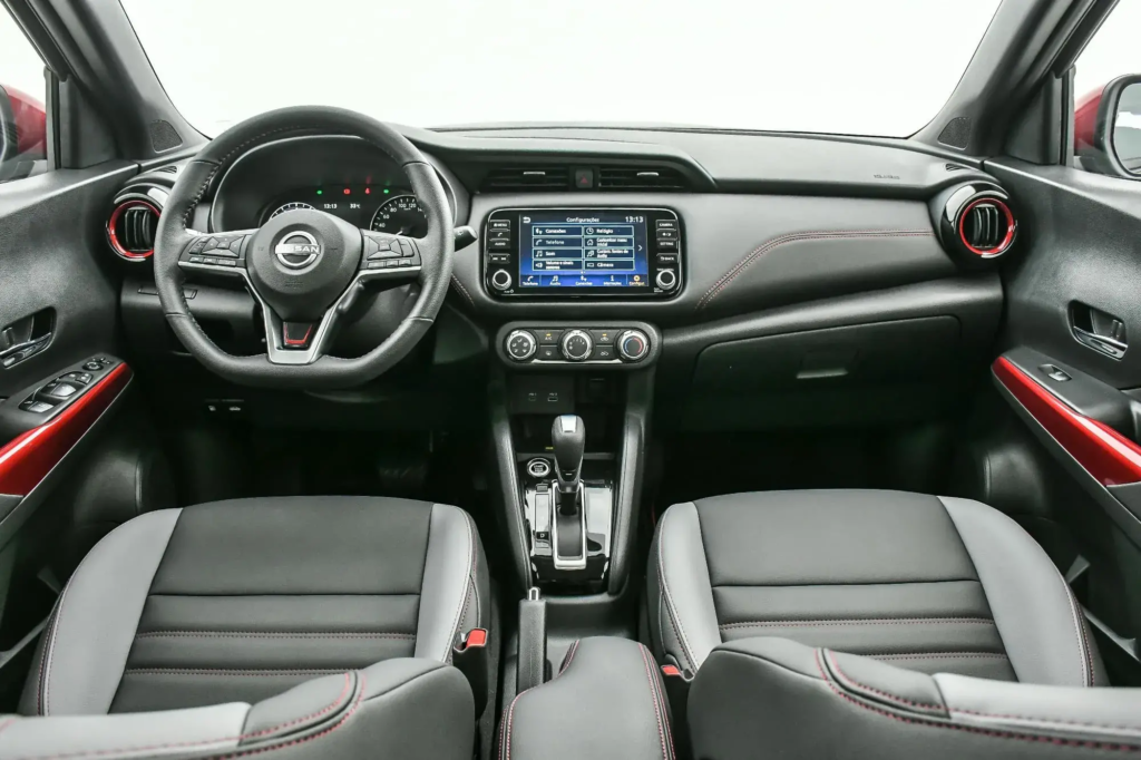 Foto da parte interna do Kicks 2025